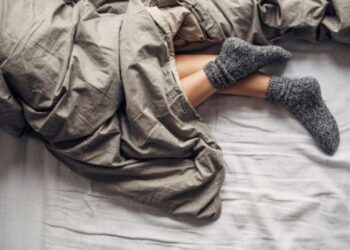 Seksologët: Bëni seks me çorape mbathur