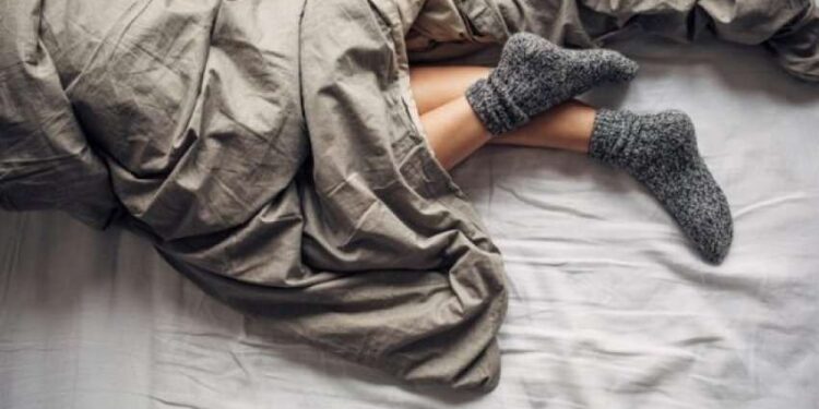 Seksologët: Bëni seks me çorape mbathur