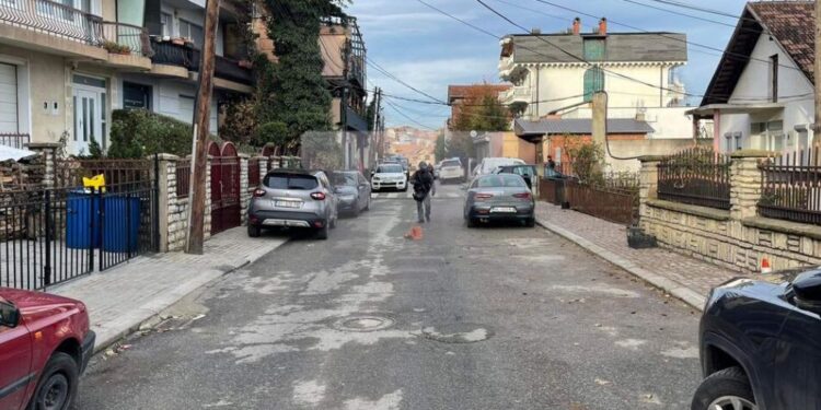 Një grabitës i vrarë policia po vazhdon aksionin për kapjen e tjerëve