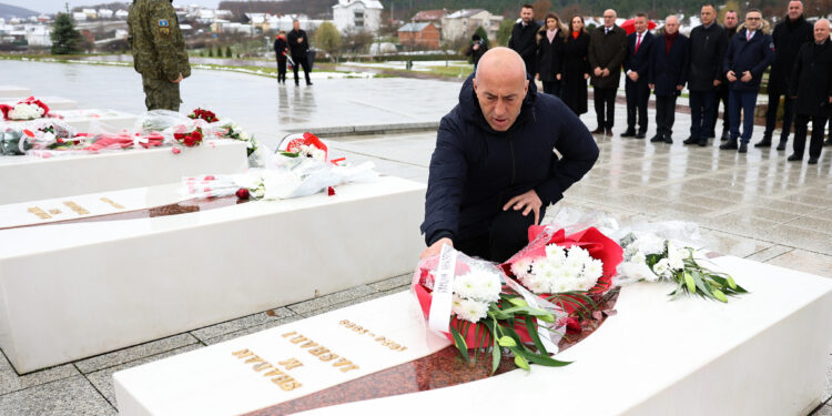 Ramushi i shkon të varri Ademit “Komandant, ti veç ditëlindje ke!”