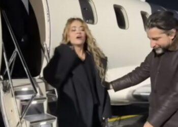 Rita Ora arrinë në Kosovë dhe e prek tokën (video)