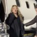 Rita Ora arrinë në Kosovë dhe e prek tokën (video)