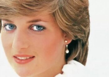 Del në shitje këmisha që Princesha Diana ka veshur për fotografitë e fejesës