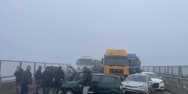 Aksident i rëndë në autostradën e Fushë Kosovës, përfshihen 14 makina, një kamionë e një furgon