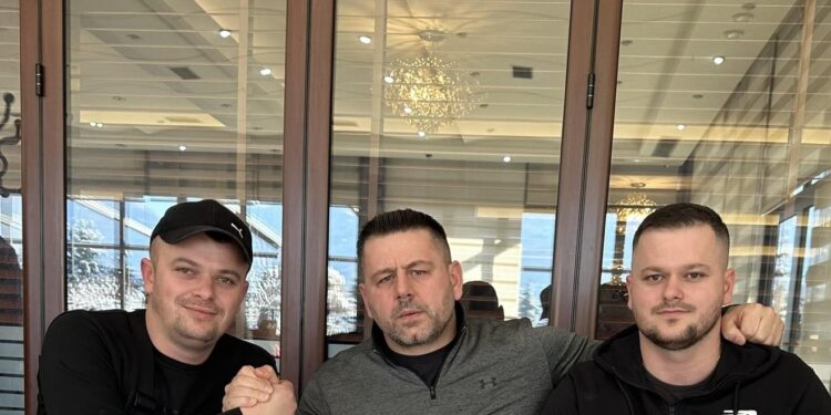 Deputeti Bekë Berisha, i pajton familjen Smajli dhe Kuka, në Pejë