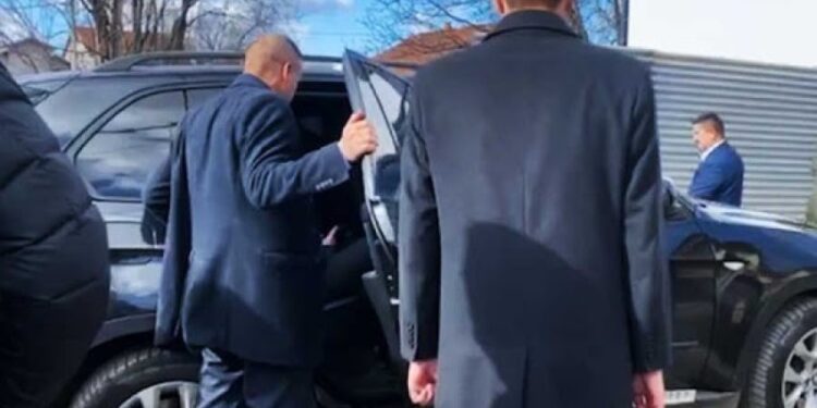 Nervozë,?huti?dhe të qeshura?: Kurtit nuk i dhezë vetura në Podujevë – Video