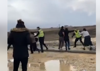 Boll Marre: Burra e gra mërgimtarë rrahen me polici, në Merdare – VIDEO