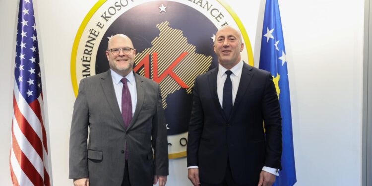 Haradinaj e Hovenierin, dalin të buzëqeshur nga takimi në AAK, por a tregua se çka biseduan?