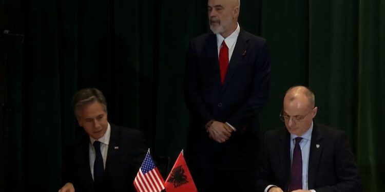 Shqipëria, nënshkruajnë dy marrëveshje me ShBA-në a Kosova e merr ?-brrylin