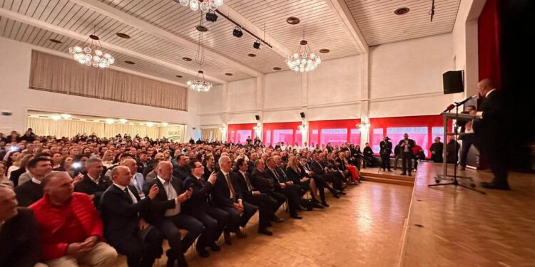 Bashkatdhetarët në Zvicër, e duan Ramush Haradinajn për kryeminister të Kosovës -FOTO