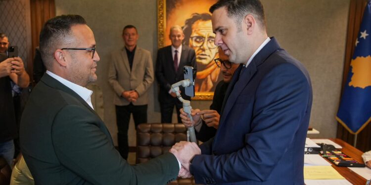 Djali i heroit, Sali Çekajt i bashkohet LDK-së