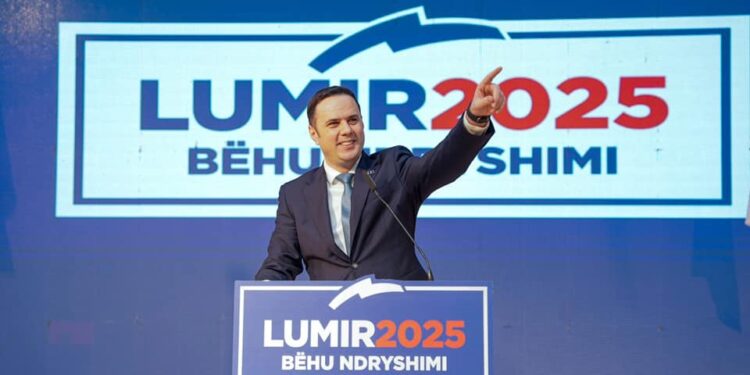 Pritje madhështore për Lumir Abdixhikun në Obiliq: Salla e vogël për simpatizantët -Foto