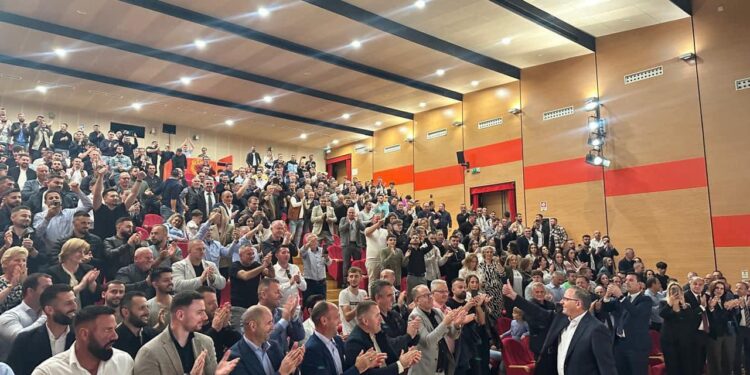 Salla mbushet plot për Bedri Hamzën në Itali