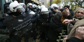 Protesta në Novi Sad: Xhandarmëria i dëboi deputetët 10-tra protestues të lënduar