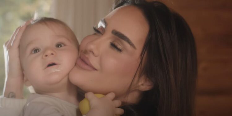 Xhensila ja dedikon me plot emocion këngën e re djalit të saj