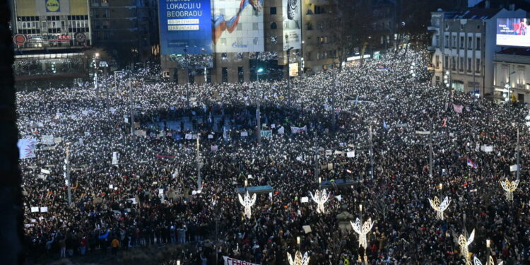 “Vuçiq ik”, protestë masive në Beograd, studentëve u bashkohen shumica