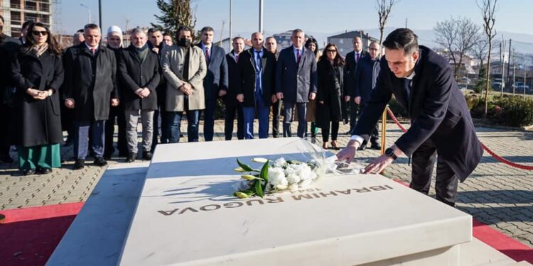 Sot 35-vjetori i themelimit të LDK-së, Abdixhiku, shkon te varri i Rugovës