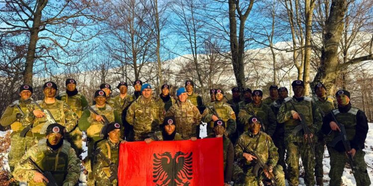 Dy ushtritë Kosovë-Shqipëri i  kryejnë stërvitjet në kushte të vështira të moti dhe terrenit