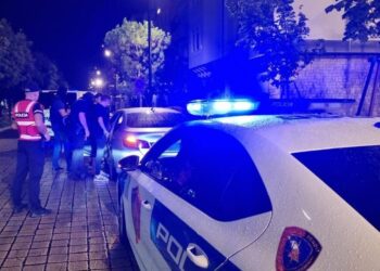 E rrahen të miturin gjatë arrestimit, pezullohen tre polic  në Tiranë