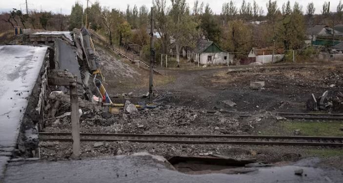 Forcat ruse afrohen 1.5 kilometra afer qyteti kyç Ukrainas