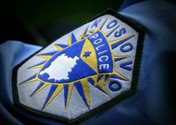 Vëllezërit nga Deçani i sulmojnë policët, arrestohen