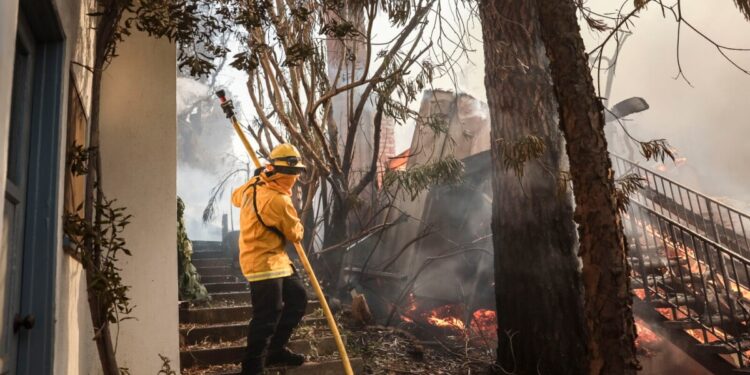 Skena trishtuese nga Los Angeles: Zjarri mori gjithçka pas veti