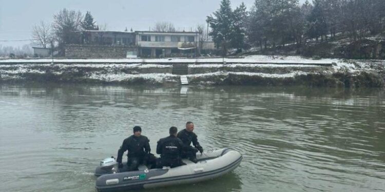 Në borë, Policia bashkë me FSK-në i nisin kërkimet për gjetjen e 26 vjeçarit qe ra në Lumin Drini i Bardhë