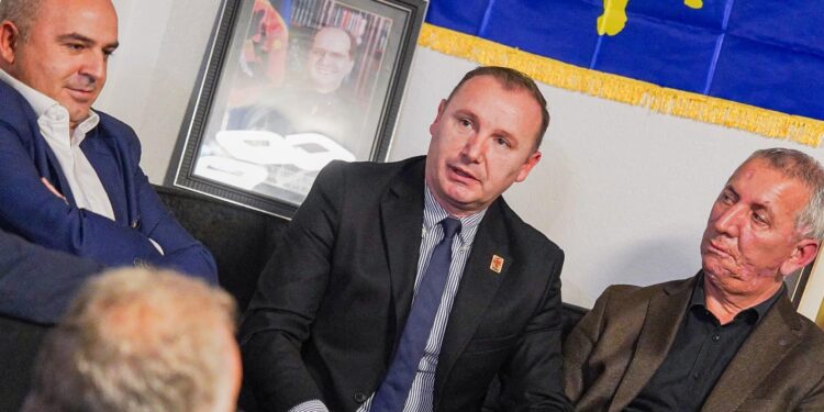 Klina dhe Ceroviki e duan Armend Zemajn, në Kuvendin e Kosovës – Foto