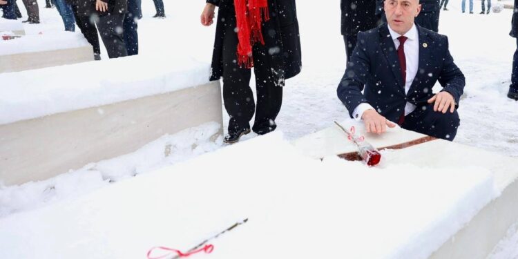 Ramushi dhe AAK-ja e nisin fushatën nga varri i Komandantit Adem Jashari: “”Prekazi është vendi që na bashkon”