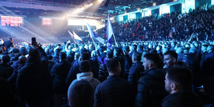 Pas Prishtine AAK-ja me partnerë sot e “dridhë” Gjakovën me një tubim të fuqishëm