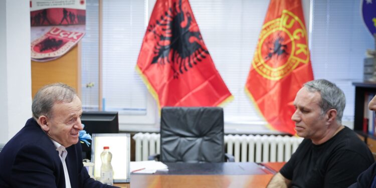 Elmi Reçica e viziton Organizatën e Veteranëve të UÇK-së në Gjilan: Ti ruajmë vlerat e luftë