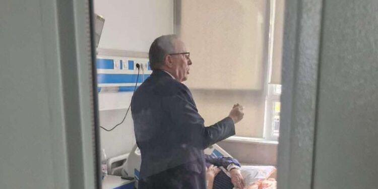 Emocionale: Bedri Hamza viziton babain e sëmurë të Thaçit në spital