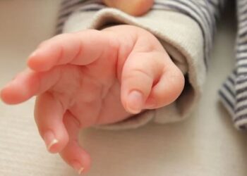 Këto janë arsyet se pse disa fëmijë lindin me 6 e shumë gishta