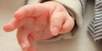 Këto janë arsyet se pse disa fëmijë lindin me 6 e shumë gishta