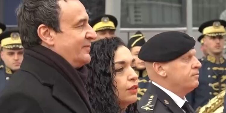 Në 17 vjetorin e pavarësisë, Osmani e Kurti e ngrisin solemnisht flamuri i Kosovës