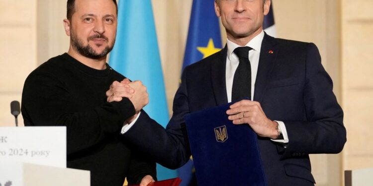 Macroni i del kundër Trampit e në mbrojtje të Zelenskyt