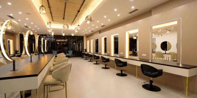 Studio Lena –  Magjia e bukurisë që e shëndërron çdo maturante në mbretëreshë -Foto+Video