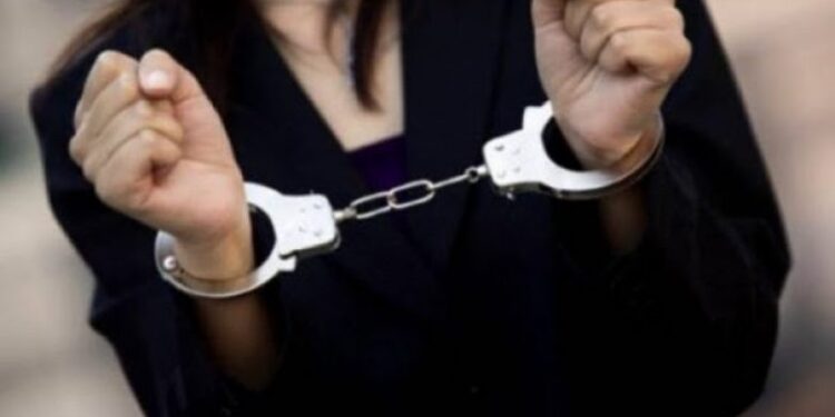 E sulmoi një police, arrestohet një grua në Prishtinë