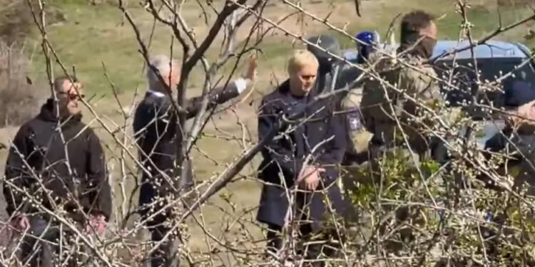 “President, mbahu i fortë” – thërrasin njerëzit e mbledhur ne Burojë