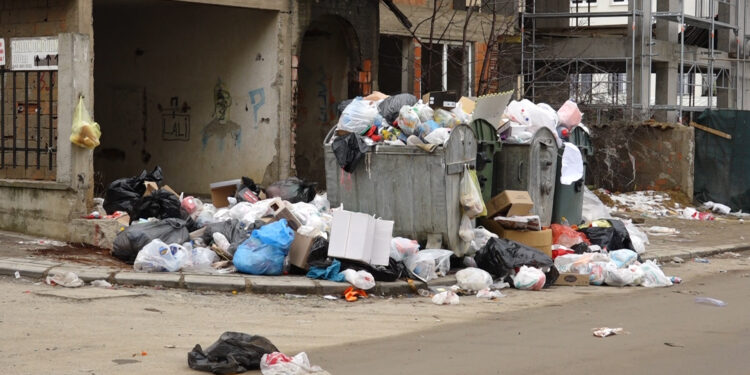 Punëtorët e kompanisë së pastrimit në Drenas futën në grevë