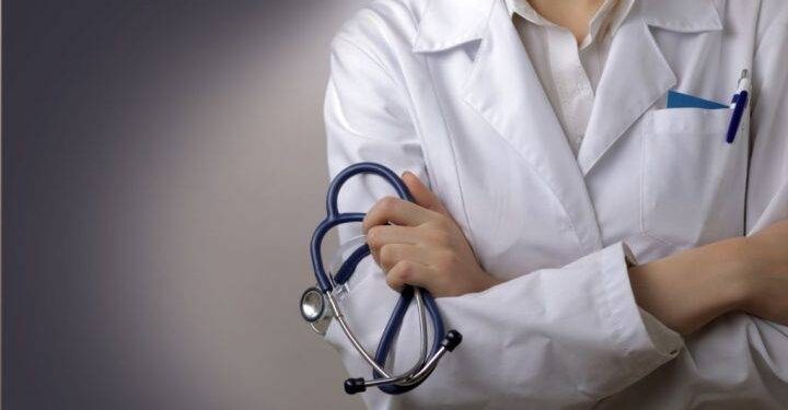 Rrahet fizikisht një doktoreshë në QMF-në e Lipjanit