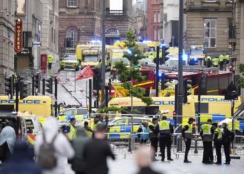 Mbi 50 të plagosur pasi shoferi me makinë  përplaset me turmën në Liverpool