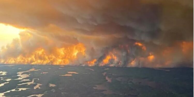 Kanada po digjët nga një zjarr i madhë, mijëra banorë në rrezik
