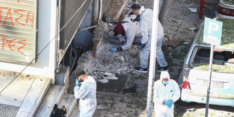 Vdes gruaja i shpërtheu bomba në duar