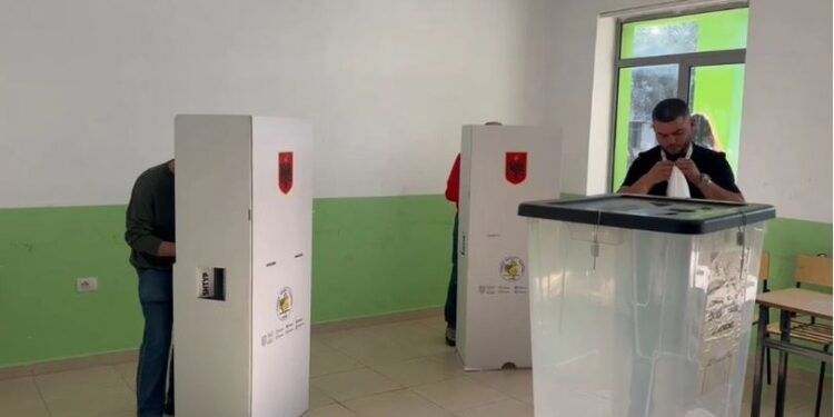 Në Fushë Krujë, burri kërkon të votojë edhe për gruan e tij