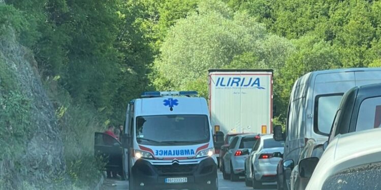 Një i vdekur e dy të lënduar në aksidentin Prishtinë-Gjilan