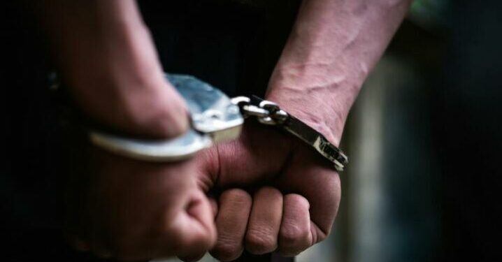 Babai e rrahu djalin e mitur në Pejë, arrestohet