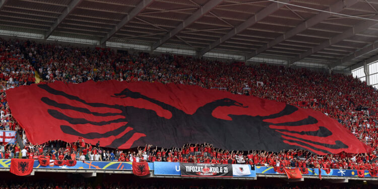 A do të lejohen tifozat “Kuq e Zi” në lojën  Shqipëri – Serbi?