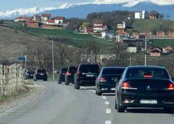 Xhipat e zi të Kurtit: Vetëm “AutoMita dhe Mercomi” i moren afër 16 milionë për veturat me qira nga qeveria