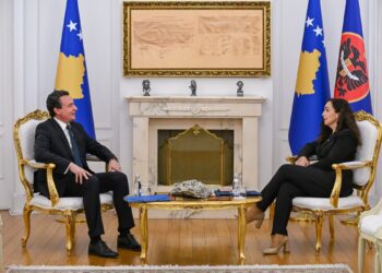 Nisin takimet, Osmani e pret Kurtin në zyre